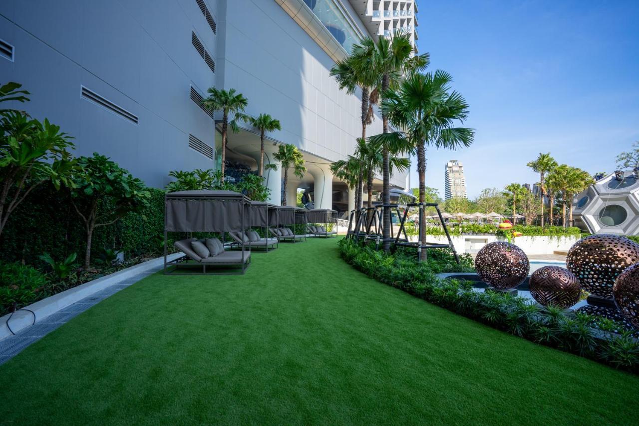 Grande Centre Point Space Pattaya Ngoại thất bức ảnh Artificial grass at a condominium