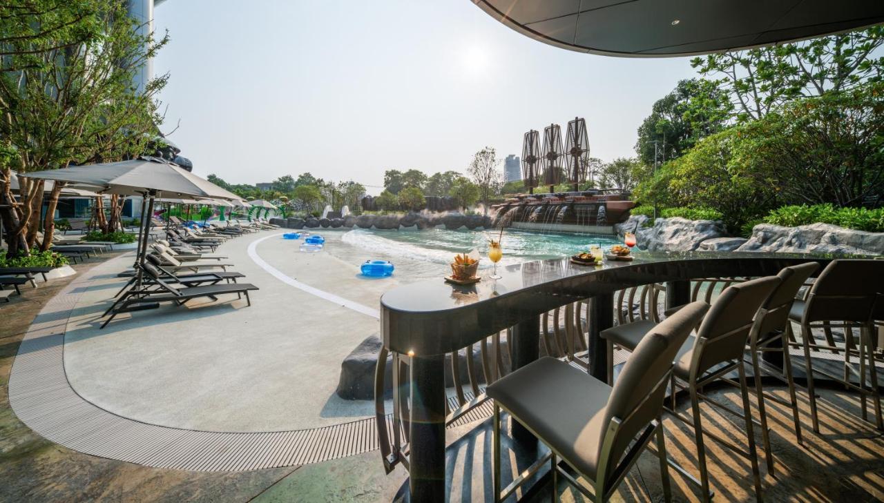 Grande Centre Point Space Pattaya Ngoại thất bức ảnh The pool at the hotel