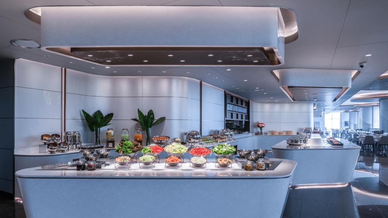 Grande Centre Point Space Pattaya Ngoại thất bức ảnh The buffet at the restaurant