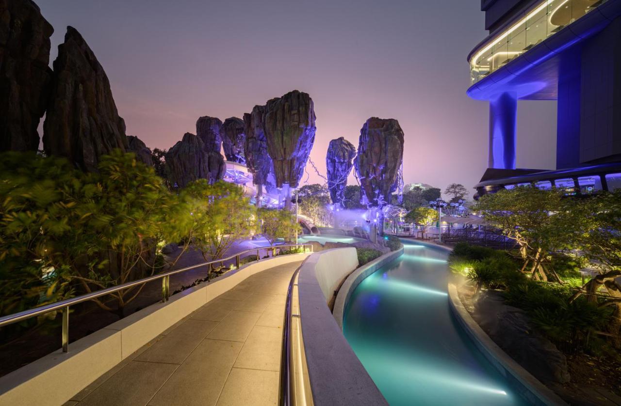 Grande Centre Point Space Pattaya Ngoại thất bức ảnh The artificial river at Vinpearl Hotel Nha Trang