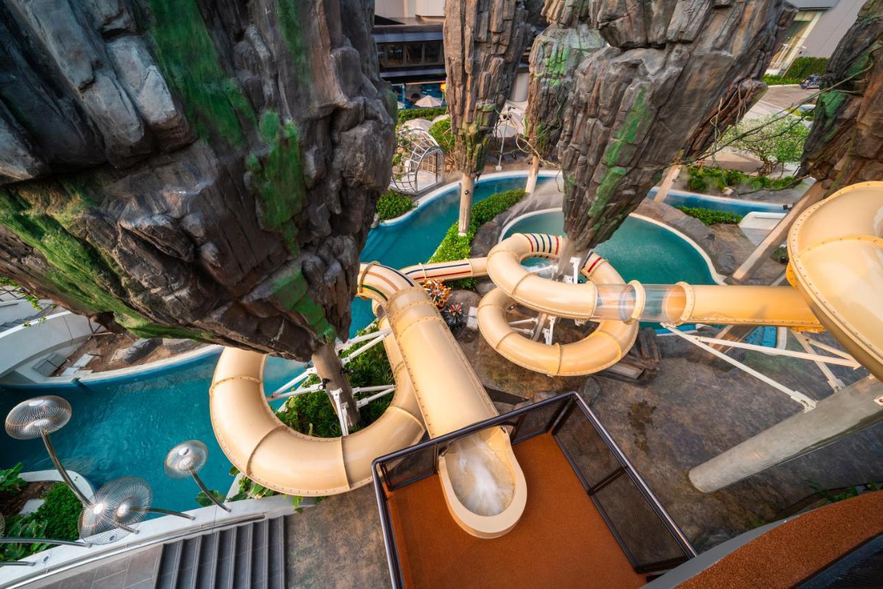 Grande Centre Point Space Pattaya Ngoại thất bức ảnh Water slides at Splash Jungle Water Park
