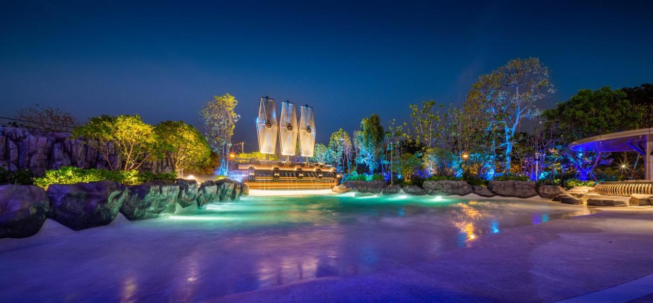 Grande Centre Point Space Pattaya Ngoại thất bức ảnh The park at night