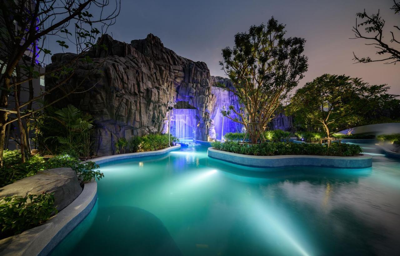 Grande Centre Point Space Pattaya Ngoại thất bức ảnh The artificial waterfall at the resort