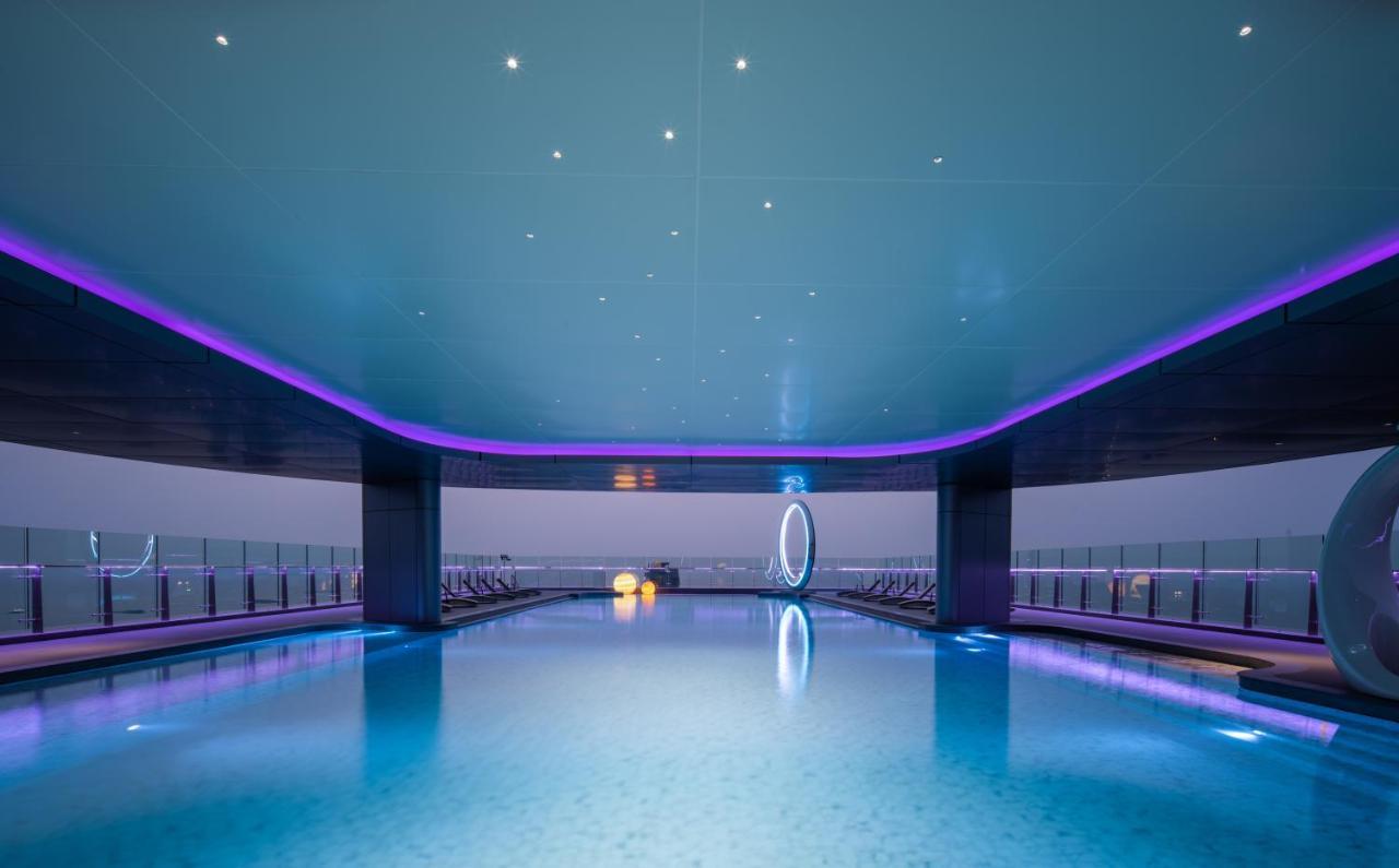 Grande Centre Point Space Pattaya Ngoại thất bức ảnh The pool at the 101 Sky Lounge