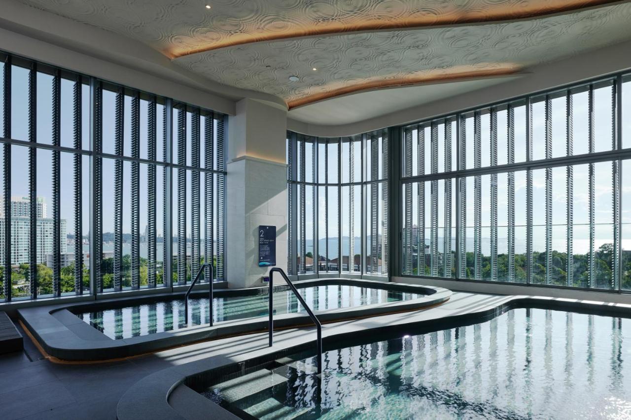 Grande Centre Point Space Pattaya Ngoại thất bức ảnh The pool at the 360° Sky Lounge